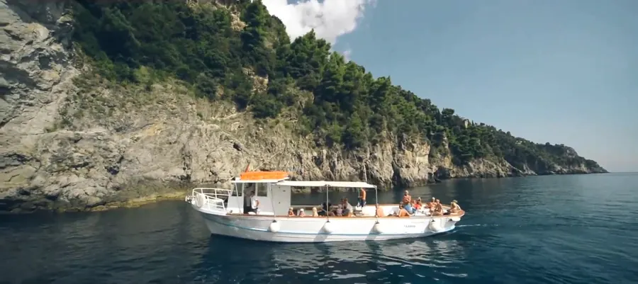 Frame 10 from the video: the Campania coast seen from the boat